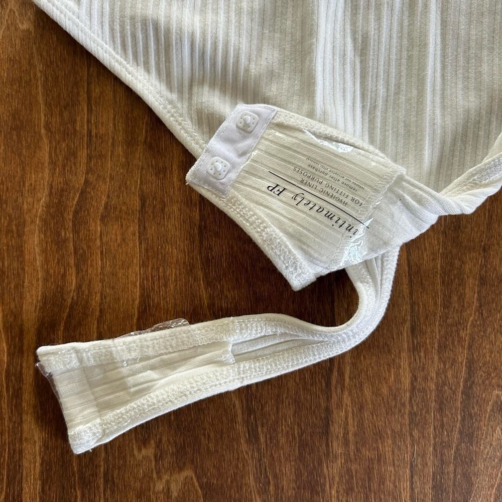 NWT Intimately Free People White ribbed bodysuit with scoop neckline Size Small - Picture 3 of 4